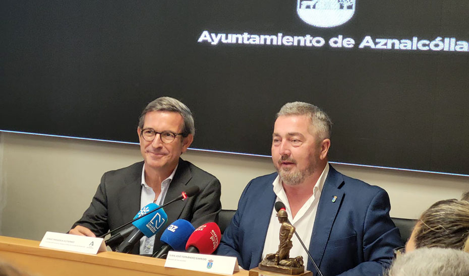 El consejero Jorge Paradela atiende a los medios junto al alcalde de Aznalcóllar, Juan José Fernández.